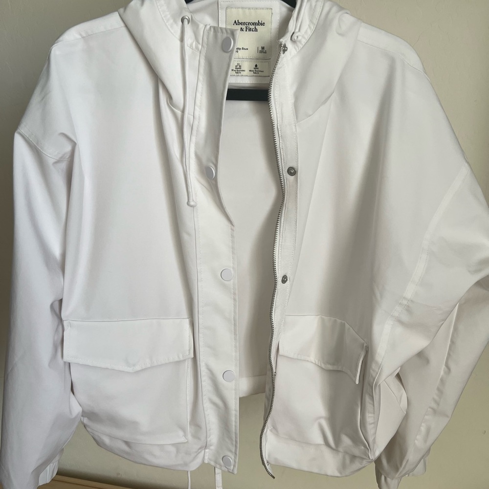 🔥Abercrombie & Fitch cropped traveler jacket size M. Worn twice.